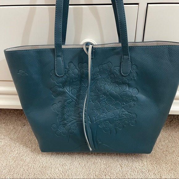 Vegan leather tote with insert n crossbody strap - Picture 10 of 10